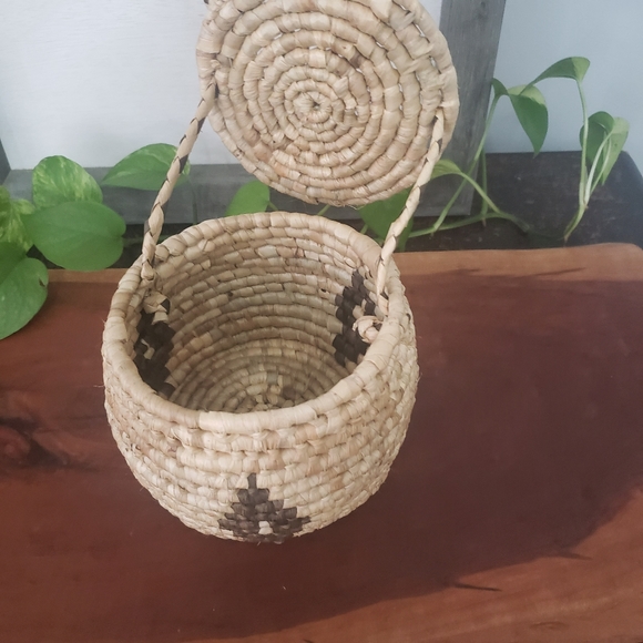 Woven Handing Basket with Lid - Picture 6 of 11